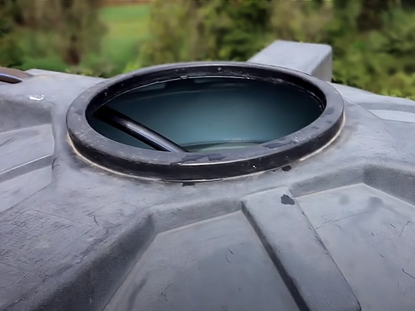easily-clean-your-water-tank-without-removing-the-water